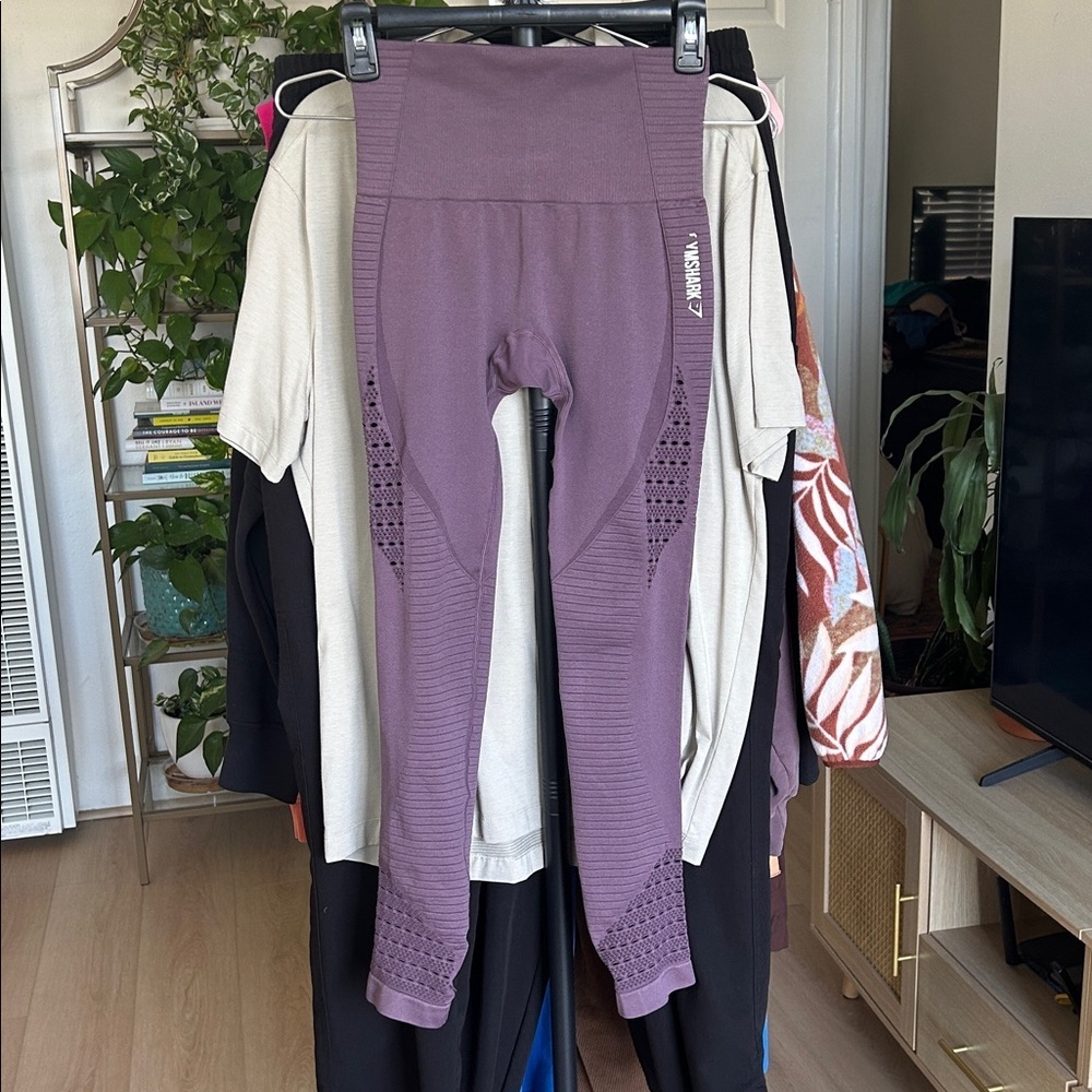 Gymshark Leggings. 25” inseam Logo is peeling.